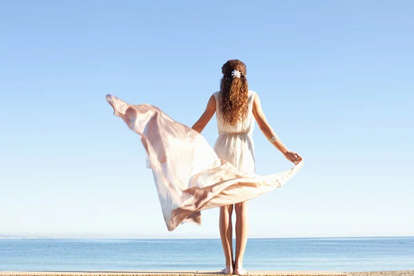 Mulher de branco contra céu e mar — Fotografia de Stock