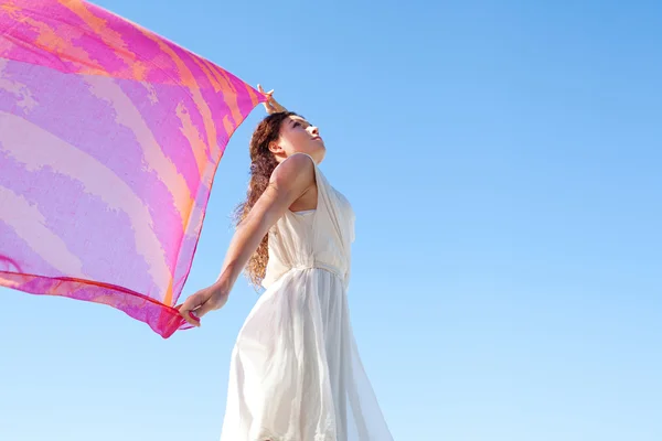 Elegante donna con tessuto di seta galleggiante — Foto Stock