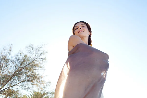 Elegante Frau mit Seidenstoff — Stockfoto