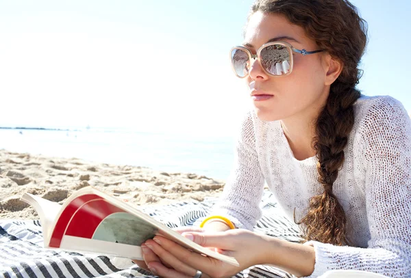 Mulher lendo um livro na praia — Fotografia de Stock