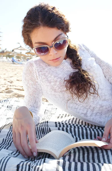 Vrouw leest een boek bij strand — Stockfoto