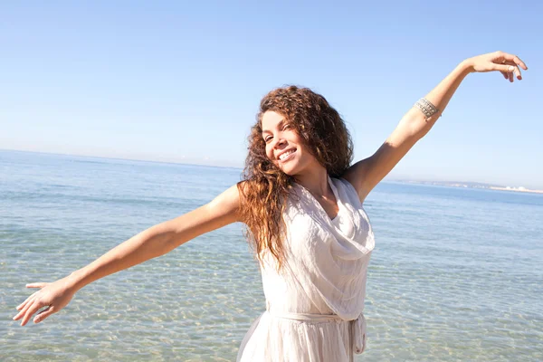 Mulher relaxante em uma praia — Fotografia de Stock