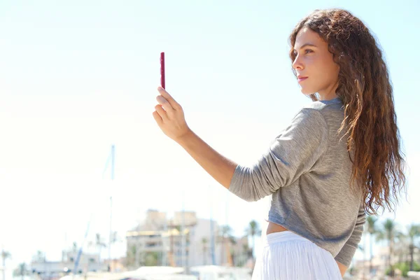 Hermosa mujer tomar fotos — Foto de Stock