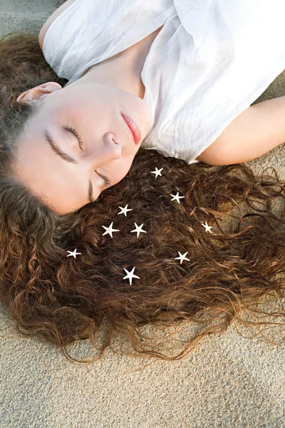 Woman with star fish on  hair — Stock Photo, Image