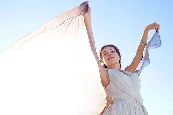 Mulher elegante com tecido de seda flutuante — Fotografia de Stock
