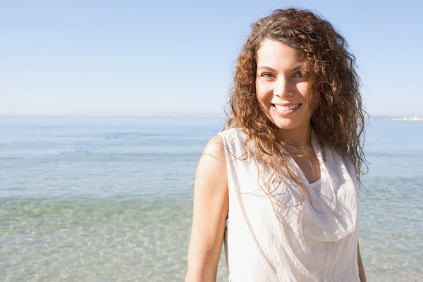 Femme relaxante sur une plage — Photo