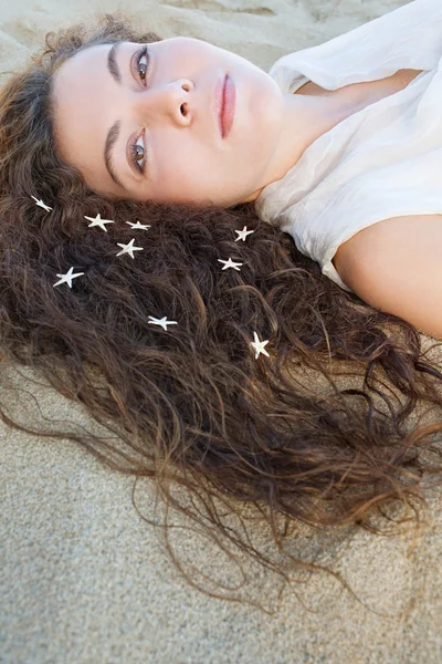 Femme avec étoile de poisson sur les cheveux — Photo