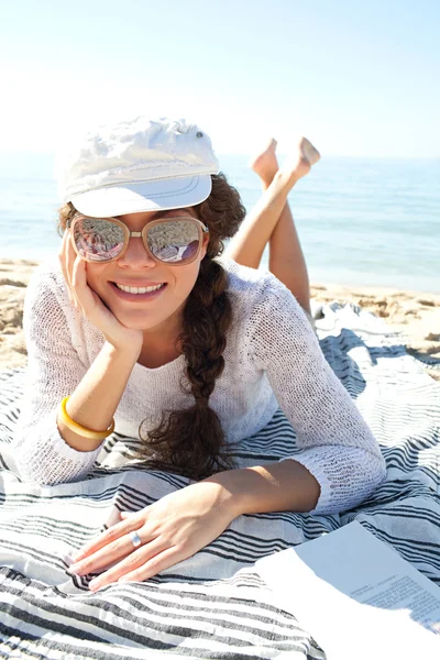 Mujer relajándose en una playa —  Fotos de Stock