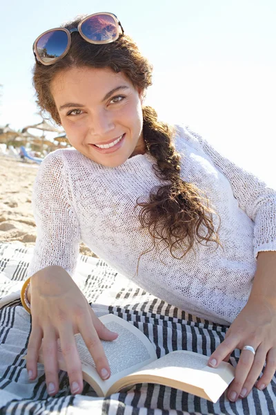 Olvasson egy könyvet a strandon nő — Stock Fotó