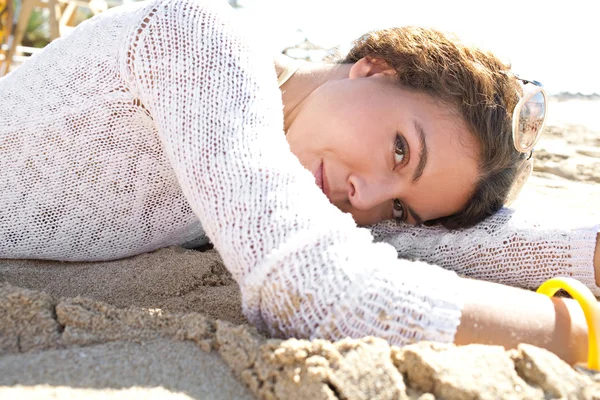 Attraente giovane donna posa — Foto Stock