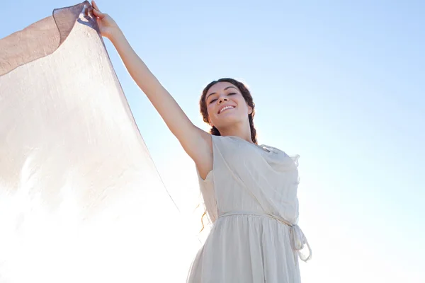 Femme élégante avec tissu flottant en soie — Photo