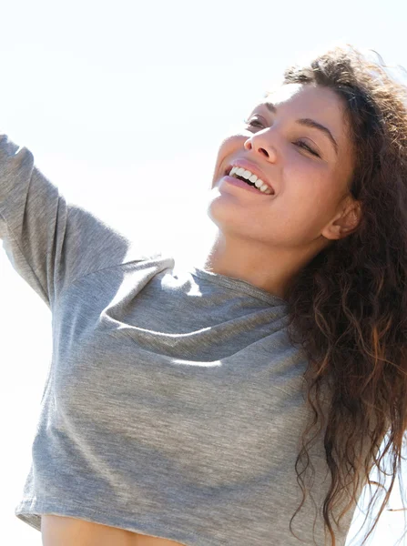 Hermosa joven sonriendo — Foto de Stock