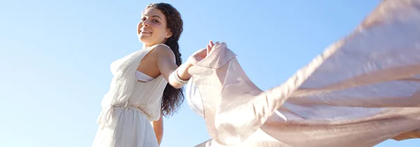 Елегантна усміхнена жінка з шовковою тканиною — стокове фото