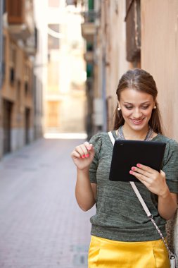 Dijital tablet kullanan kadın