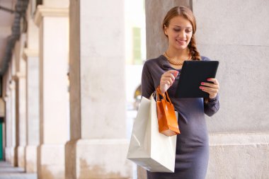 kadın alışveriş torbaları ve dijital tablet