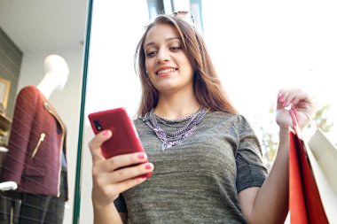 Akıllı telefon kullanan bir kadın.