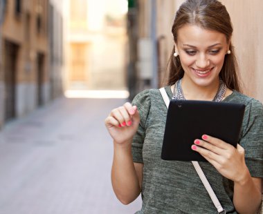 Dijital tablet kullanan kadın