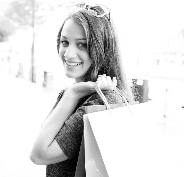 Alışveriş çantası taşıyan kadın. — Stok fotoğraf
