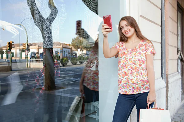 Kobieta robi selfie ze smartfonem — Zdjęcie stockowe