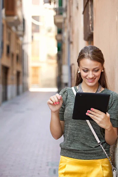 Kobieta korzystająca z tabletu cyfrowego — Zdjęcie stockowe