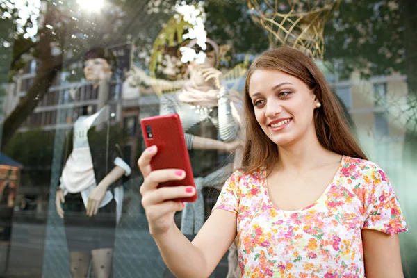 Attractive woman shopping with smartphone — Stockfoto