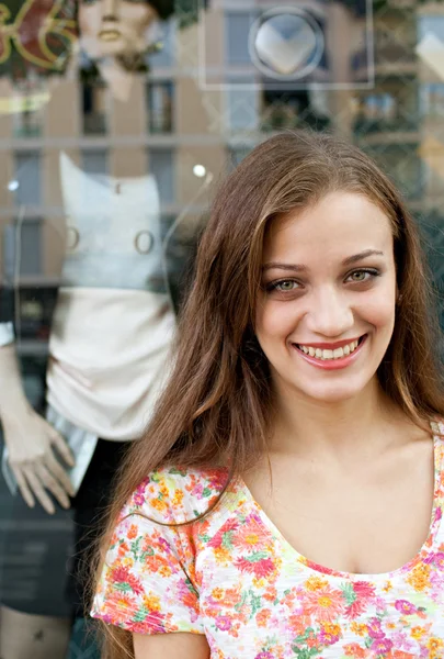 Attractive woman shopping — Stock Photo, Image