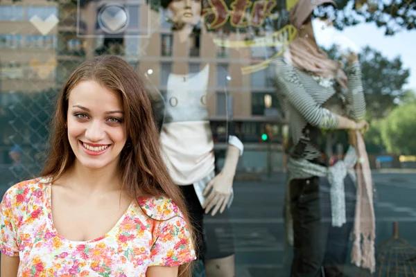 Accogliente donna shopping — Foto Stock