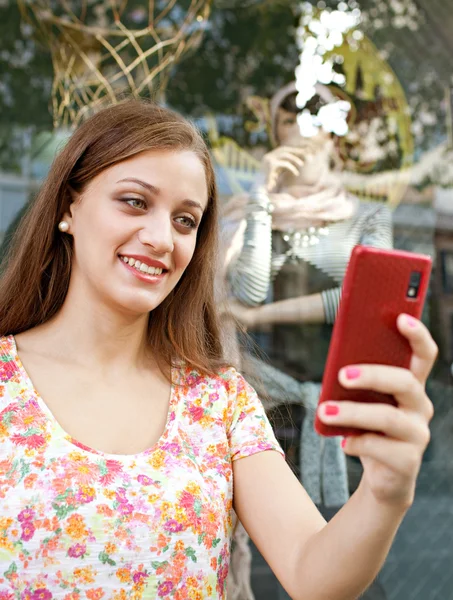 Attraktive Frau kauft mit Smartphone ein — Stockfoto
