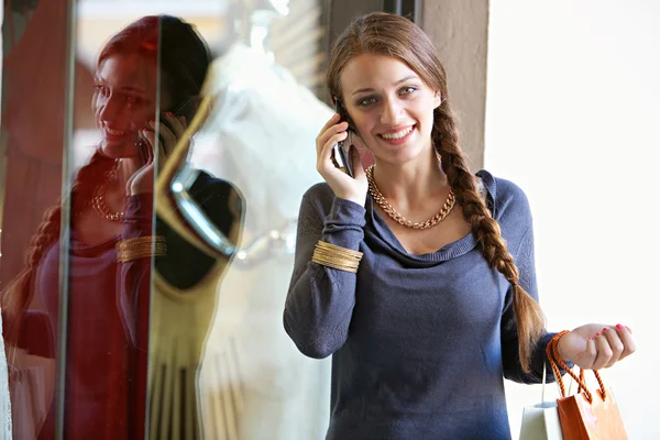 Jonge vrouw met een smartphone — Stockfoto