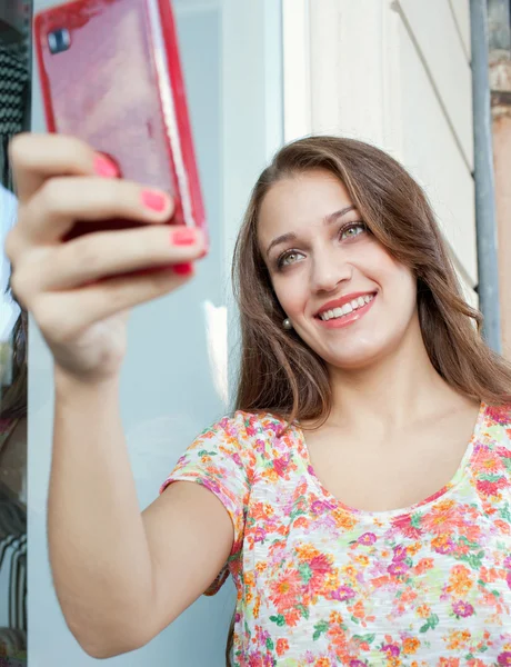 Vrouw het nemen van een selfie met smartphone — Stockfoto