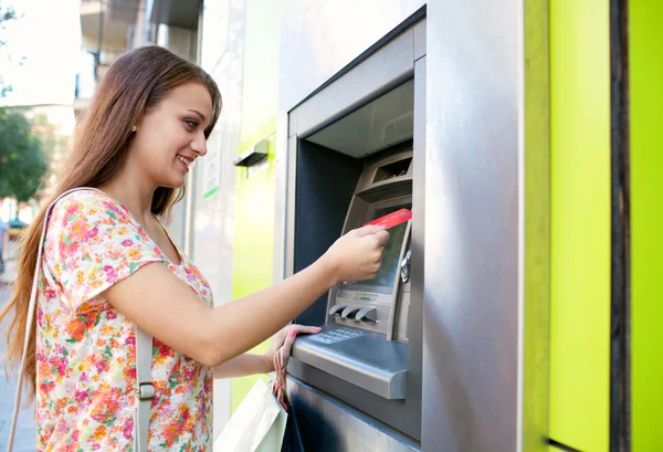 Donna che utilizza un bancomat — Foto Stock