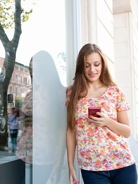Mujer usando un teléfono inteligente móvil —  Fotos de Stock