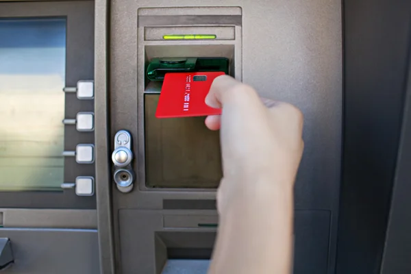 Femme utilisant un distributeur automatique de billets — Photo