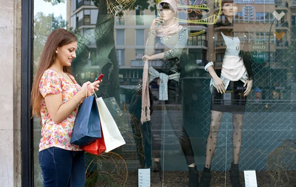 Mujer atractiva de compras con teléfono inteligente — Foto de Stock