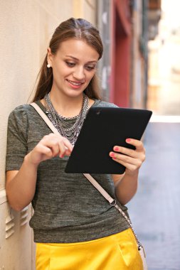 Dijital tablet kullanan kadın