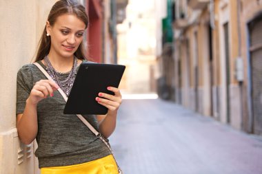 Dijital tablet kullanan kadın