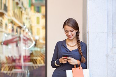 kadın alışveriş torbaları ve telefon ile
