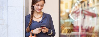 kadın alışveriş torbaları ve telefon ile