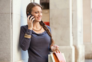 kadın alışveriş torbaları ve telefon ile