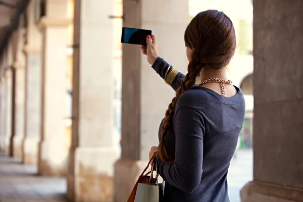 Femme élégante utilisant un smartphone — Photo