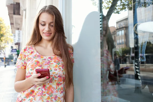 Frau nutzt Smartphone-Handy — Stockfoto