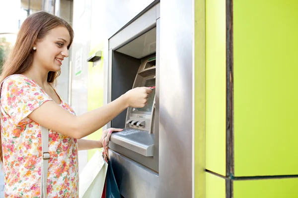 Donna che utilizza un bancomat — Foto Stock