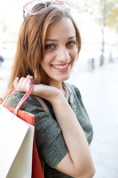 Mujer llevando bolsas de compras — Foto de Stock