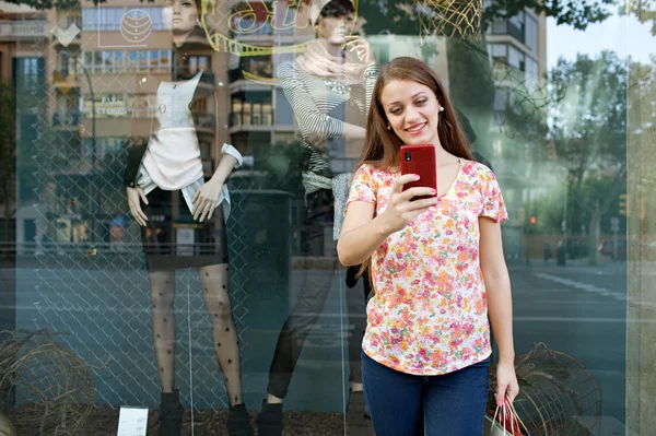 Приваблива жінка купує зі смартфоном — стокове фото