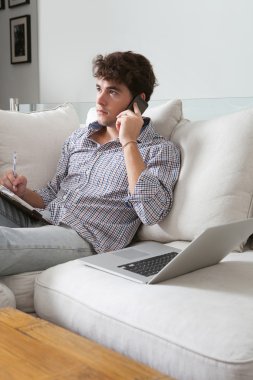 Evde çalışan dizüstü bilgisayar ile işadamı