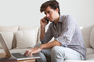 Evde çalışan dizüstü bilgisayar ile işadamı