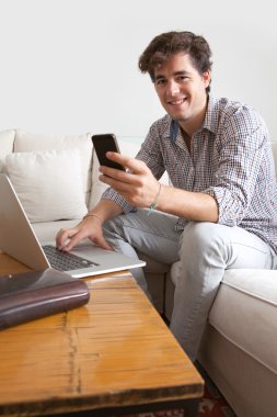 Evde çalışan dizüstü bilgisayar ile işadamı