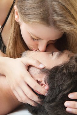 yatakta çekici genç Çift