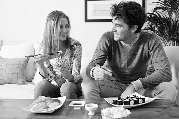 Couple eating Japanese sushi — Stockfoto