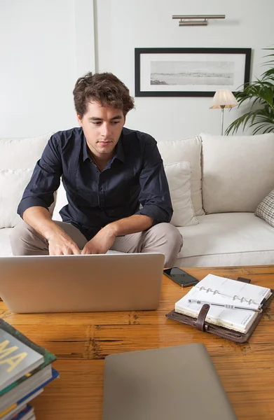 Бизнесмен с ноутбуком работает на дому — стоковое фото